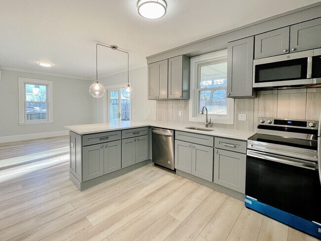 Building Photo - 847 Metropolitan Ave