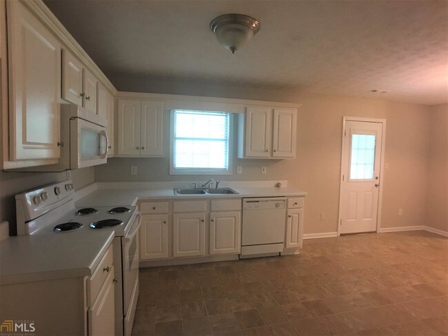 Building Photo - 240 Saddlebrook Dr