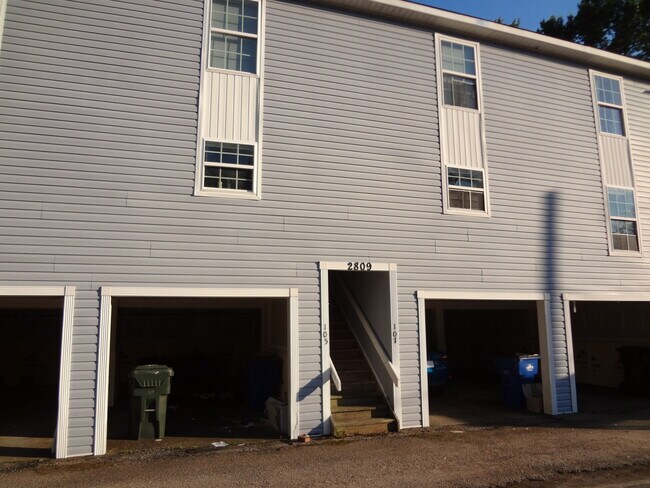 Building Exterior - 2809 Avent Ferry Rd