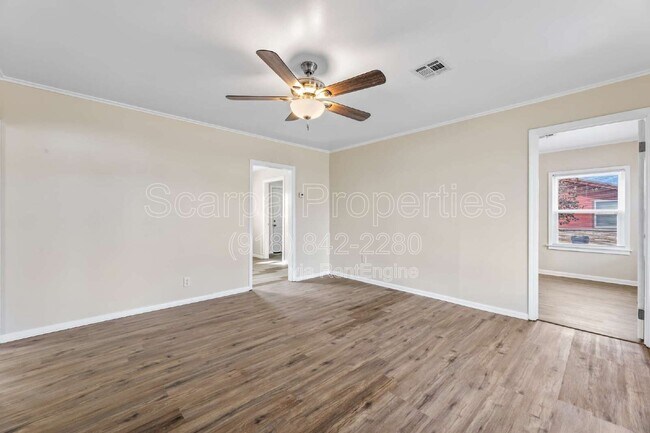 Foto del edificio - 921 W Midway St