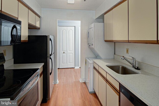 Foto del edificio - 8360 Montgomery Run Rd