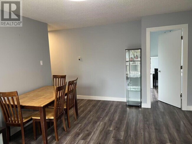 Photo du bâtiment - 8460-8460 Lansdowne Rd