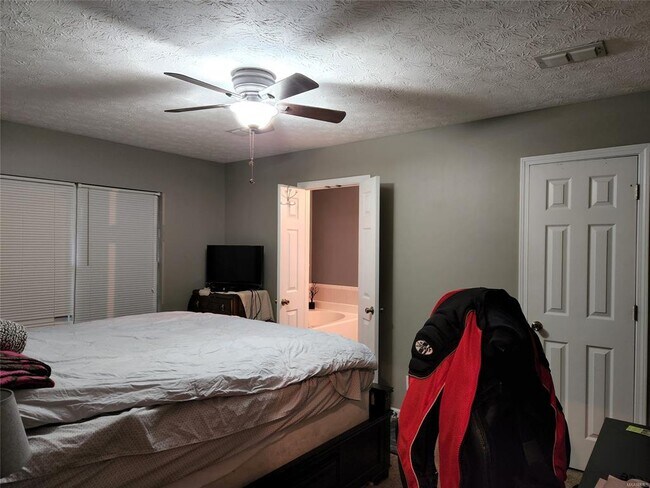 Foto del edificio - 160 Laurel Hill Dr