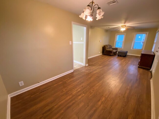Foto del edificio - Cute 3-Bedroom Home with Sunroom and Fence...