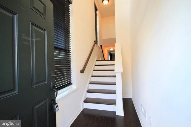 Building Photo - 2233 Evin Dr