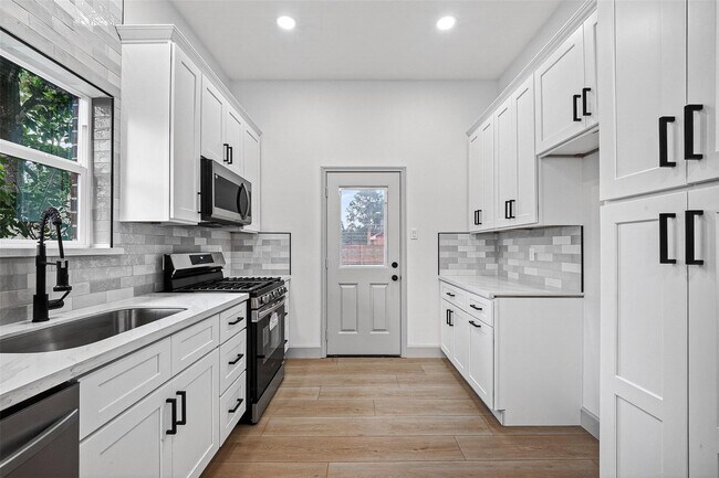Foto del edificio - Beautifully Renovated Home in Popular Bay Glen!