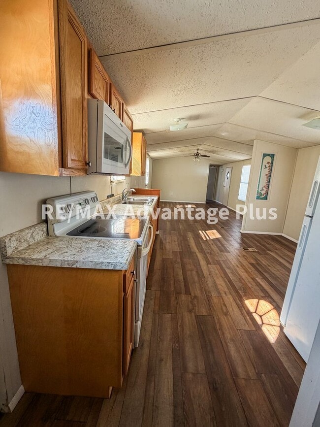 Building Photo - 3-Bedroom Home in a Private Setting