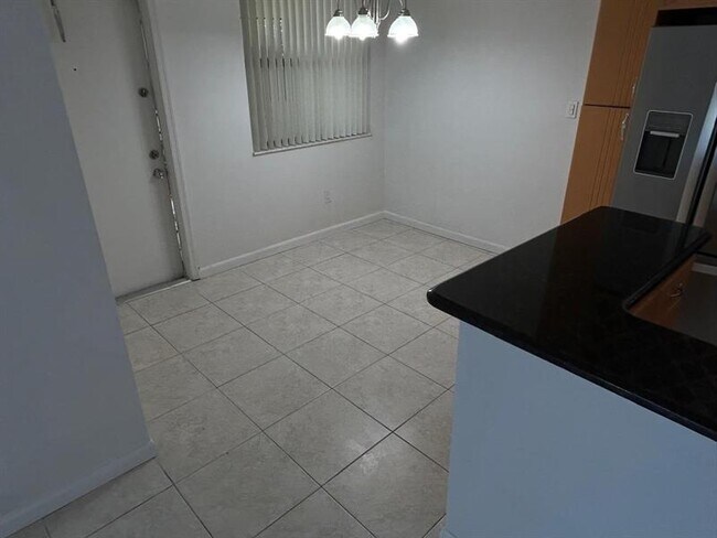 Foto del edificio - 485 NW 210th St