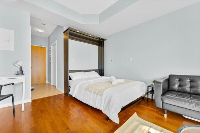 Building Photo - 25 York St