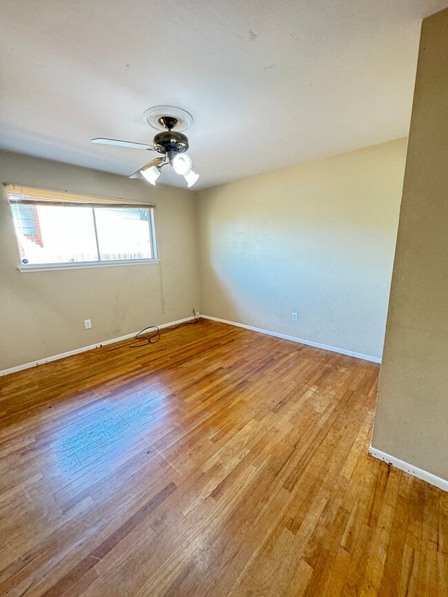 Building Photo - 3 bed /2 ba house - Yuba City- MOVE IN SPE...