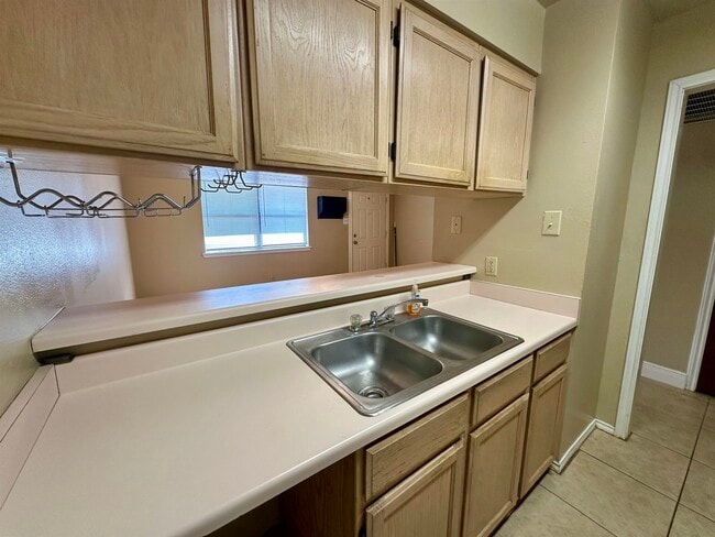 Foto del edificio - 8915 McPherson Rd