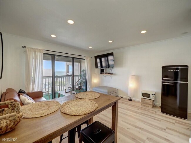 Building Photo - 3938 Surfside Blvd