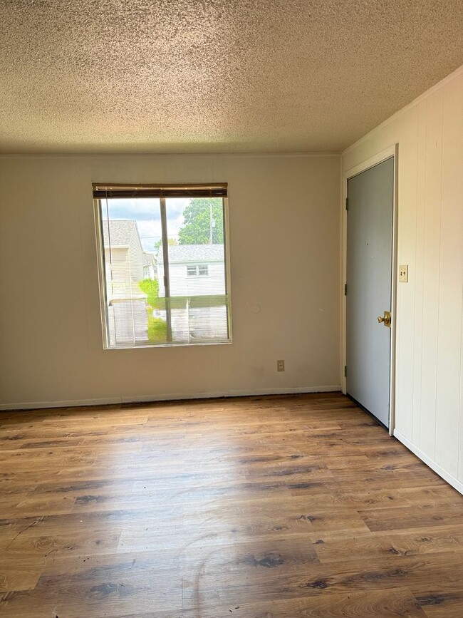 Building Photo - BROOKSTON...2 Bedroom 1 Bath