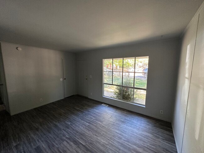Foto del edificio - 801 Southmoor Dr