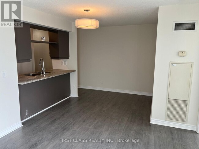 Building Photo - 70 Town Centre Court