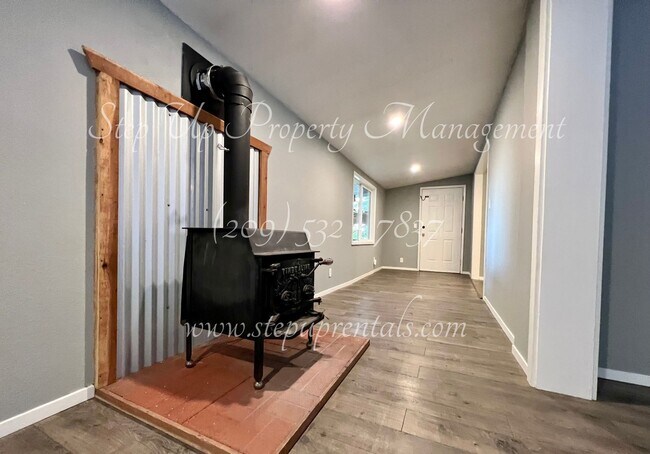 Foto del edificio - Charming 3 Bedroom 1 Bathroom Home w/ Wate...