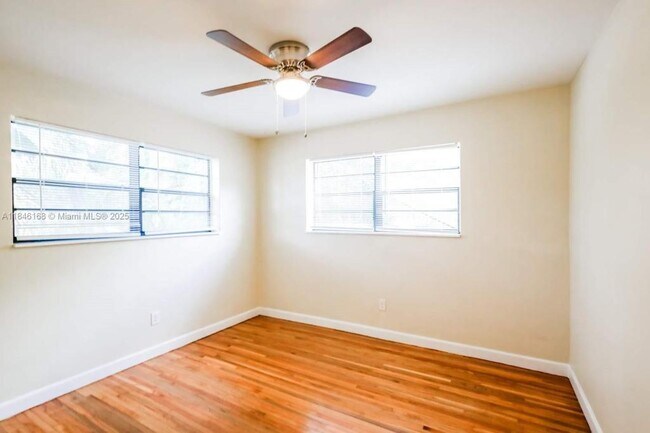 Foto del edificio - 1120 NE 160th St