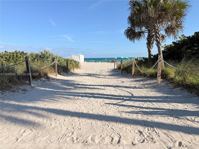 Foto del edificio - 2899 Collins Ave