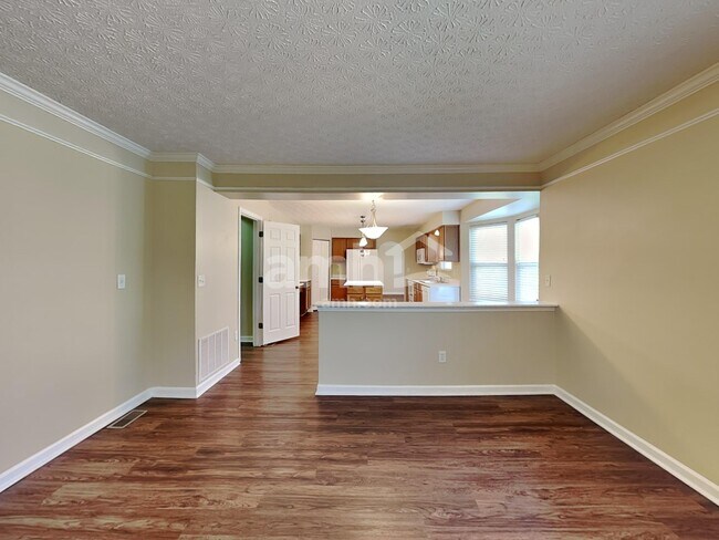 Foto del edificio - 346 Pinecrest Ct