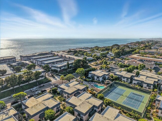 Building Photo - 2BR / 2.5BA Townhome in Prime Solana Beach...