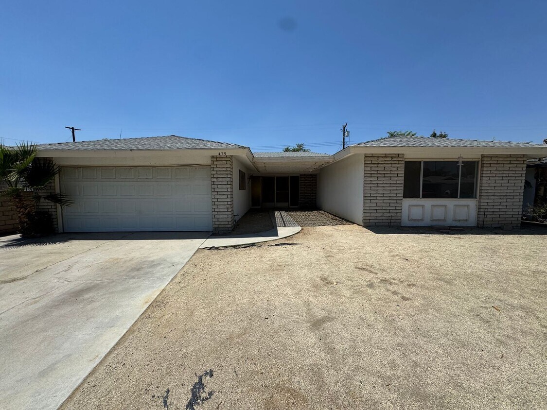 Foto principal - Three Bedroom Two Bathroom Pool Home in He...