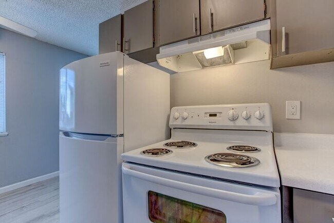 Foto del edificio - Cozy Studio Apartment - 1st Month Free Ren...