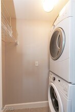 Building Photo - 3000 Oasis Grand Blvd