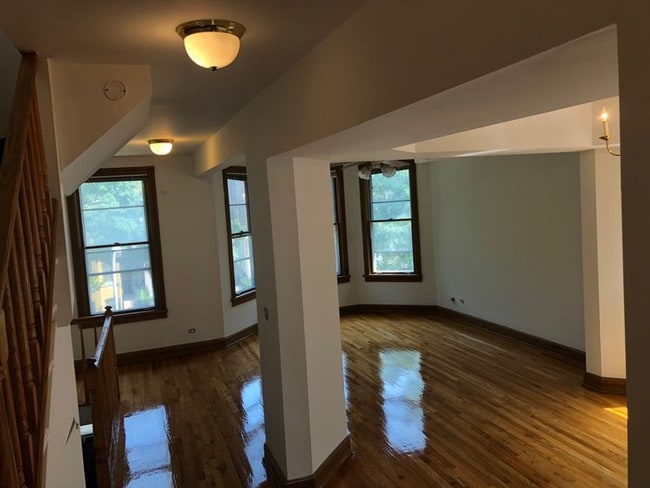 Building Photo - 3040 N Racine Ave