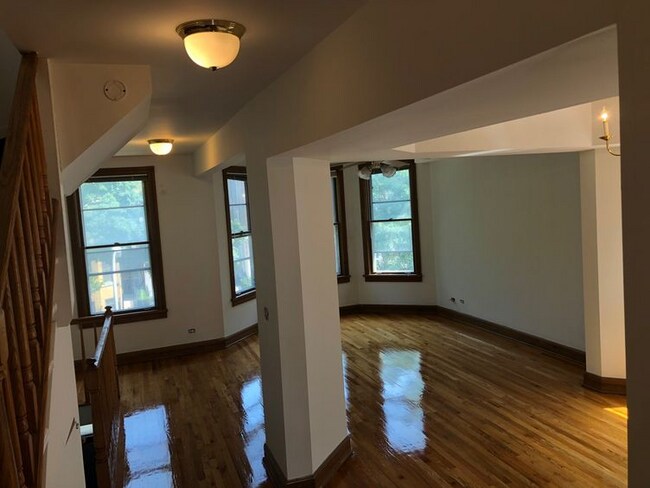 Foto del edificio - 3040 N Racine Ave