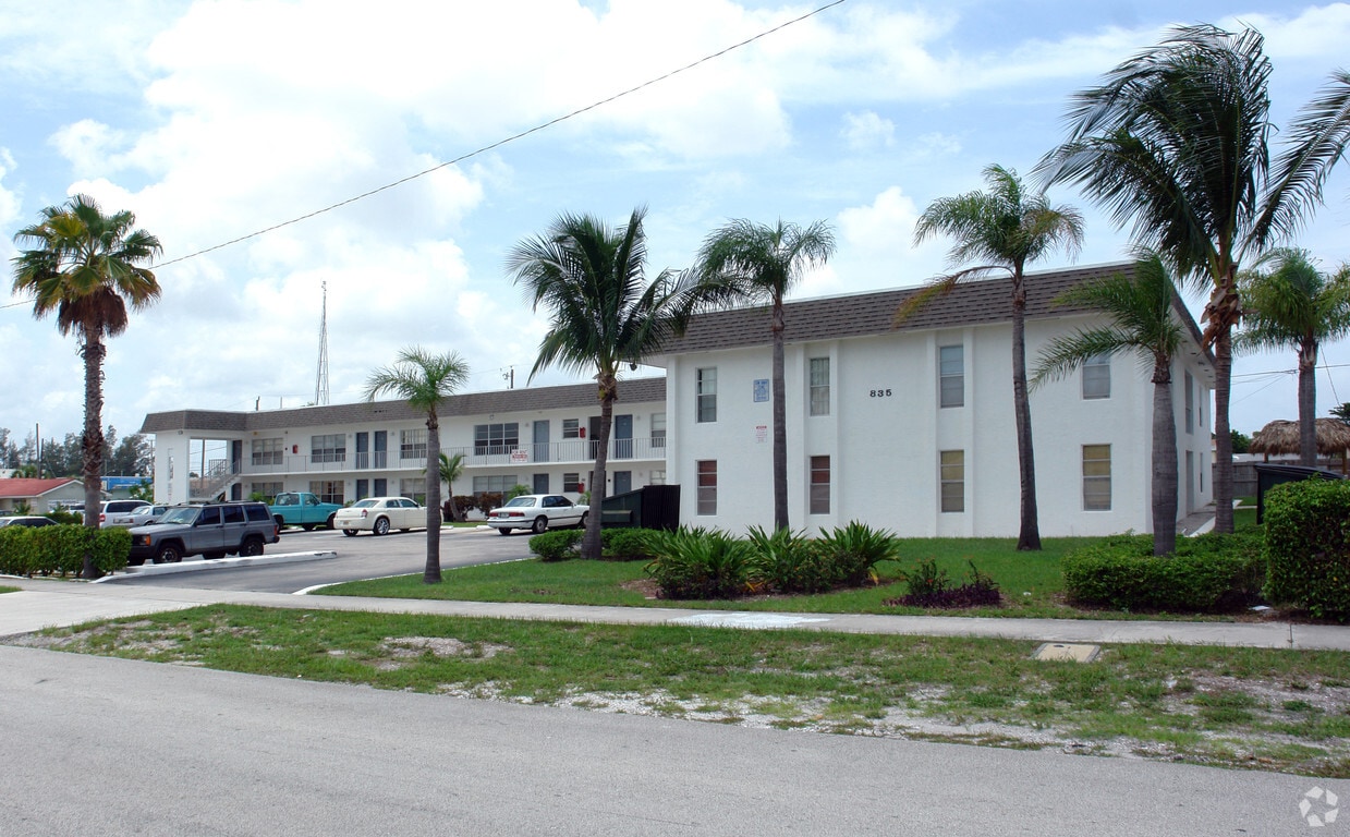 825-835 Cypress Drive - 825-835 Cypress Dr