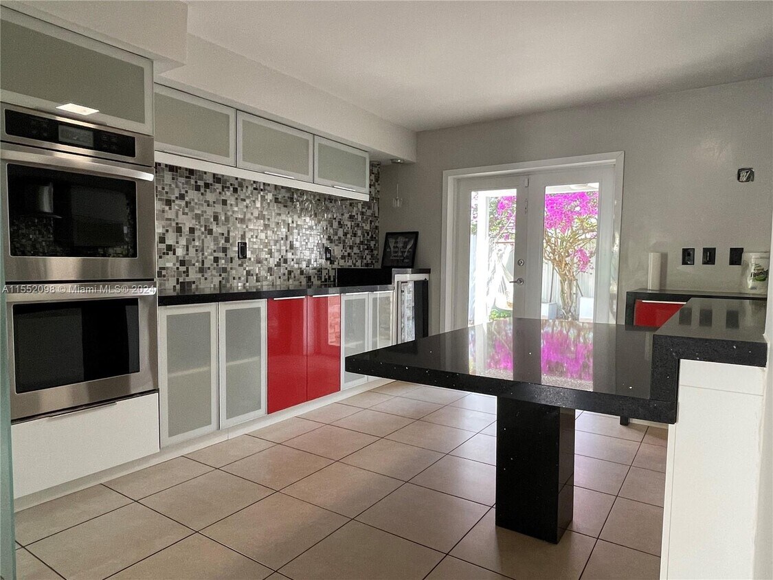 Foto del edificio - 881 SW 104th Ct