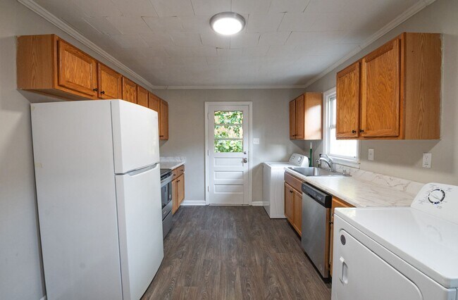 Building Photo - Coming SOON ! This 3 Bedroom home in Fores...