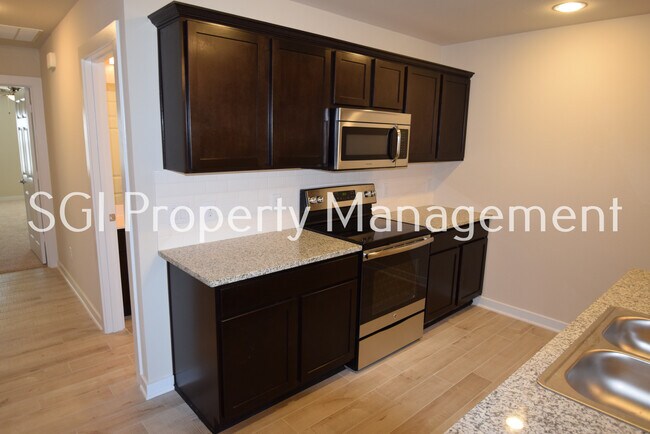 Building Photo - Adorable 2 bedroom with large yard