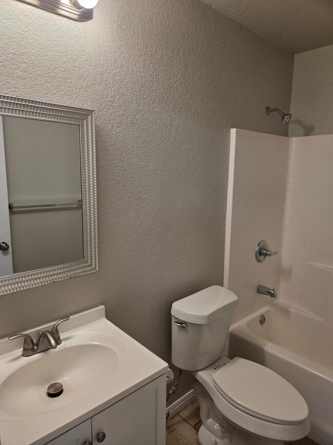 Building Photo - 305/307 Shirley Dr