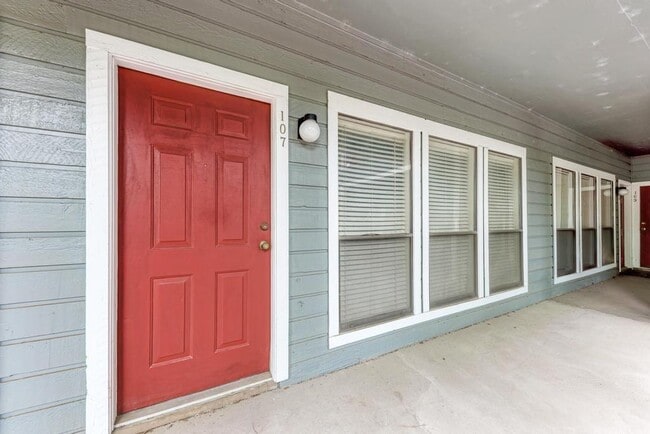 Building Photo - 2901 San Jacinto Blvd