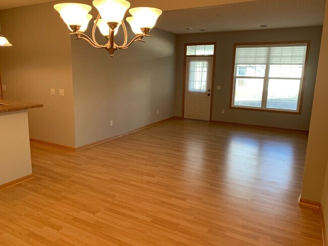 Foto del edificio - 2 Bed & 2.5 Bath with loft beautiful townh...