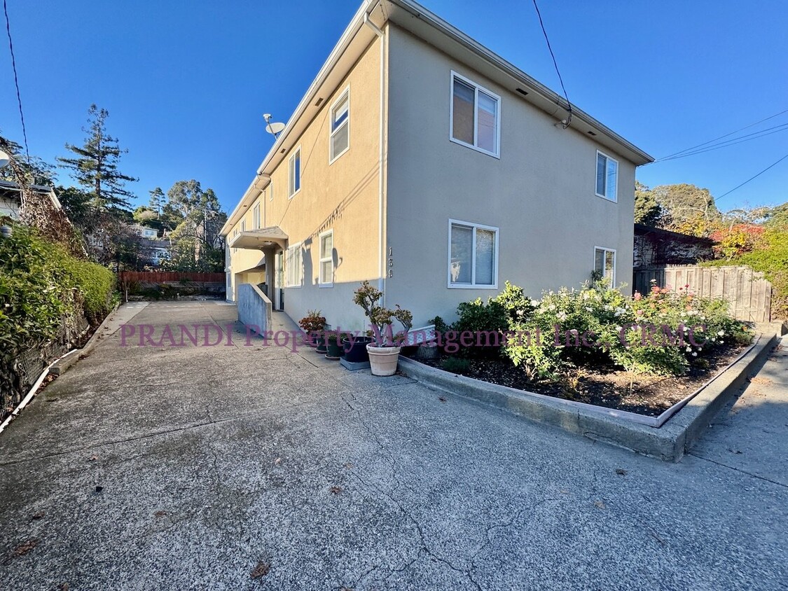 Primary Photo - 2nd Floor Apartment in Small Building with...