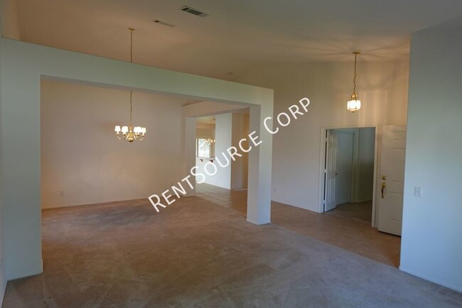 Building Photo - 4 Bedroom 3 Bathroom Home For Rent in West...