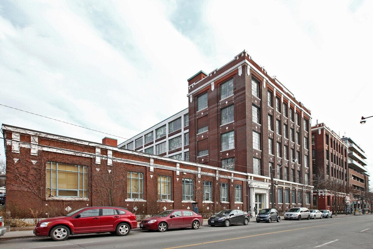 Primary Photo - 245-245 Carlaw Ave