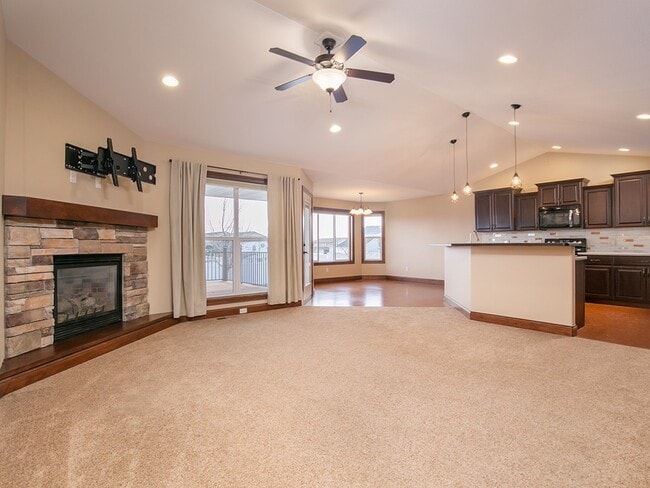 Building Photo - 1745 Golf Dr