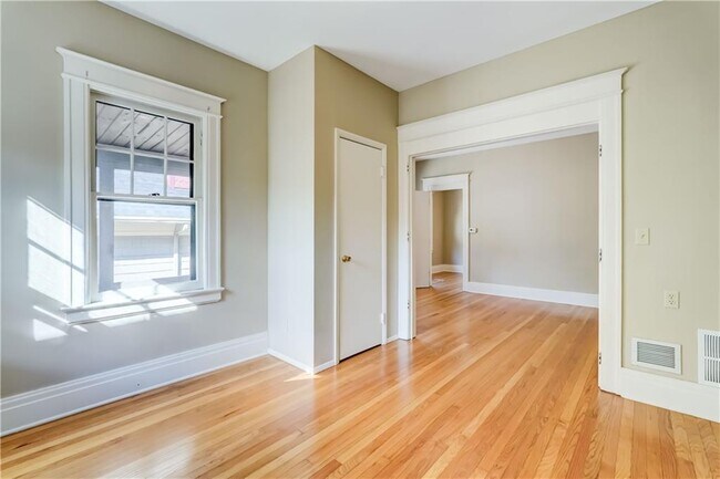 Building Photo - 290-296-296 Laburnam Crescent