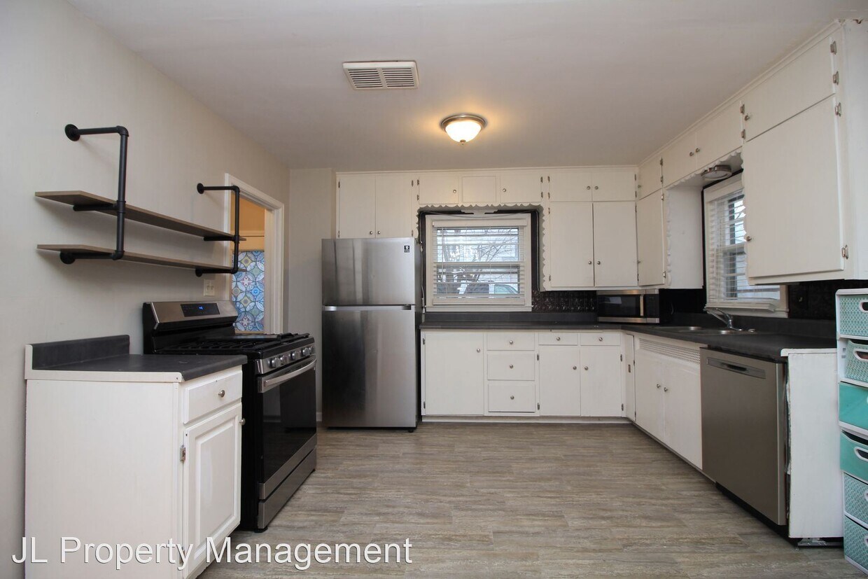 3 br, 2 bath House 2407 S Phillips Ave House Rental in Sioux Falls