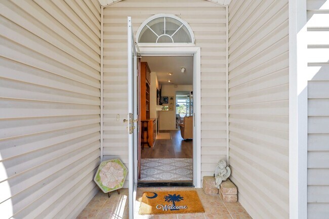 Building Photo - Charming 2 Bed, 2 Bath Rental with Lagoon Views in Sun City!