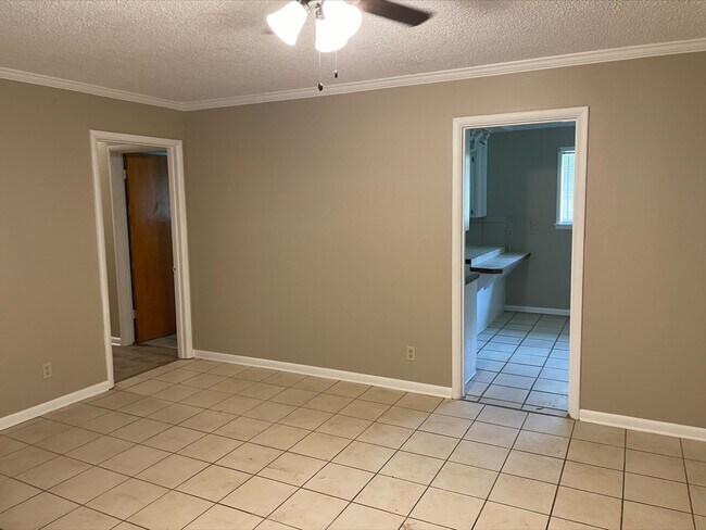 Building Photo - 400 Lula Dr