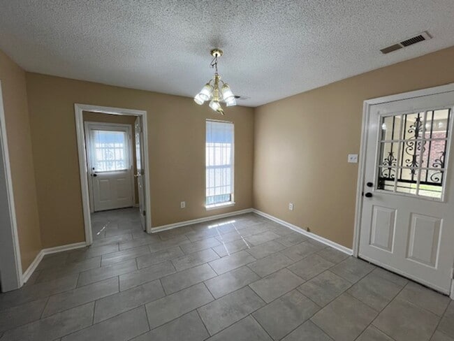 Building Photo - Renovated 3 Bedroom 2 Bath Home for Rent!!
