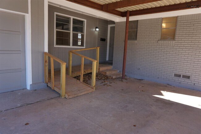 Building Photo - 4647 Briarwood Dr