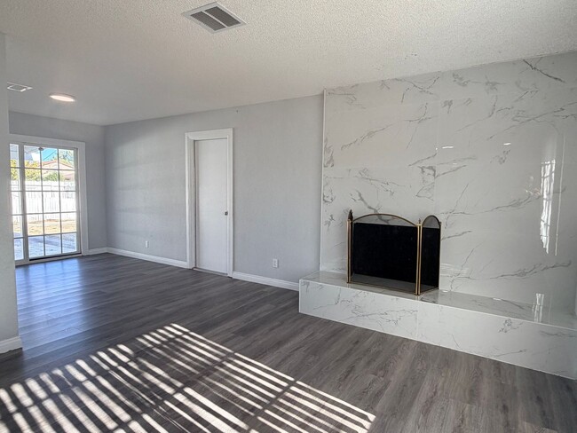 Building Photo - READY NOW! 3+2