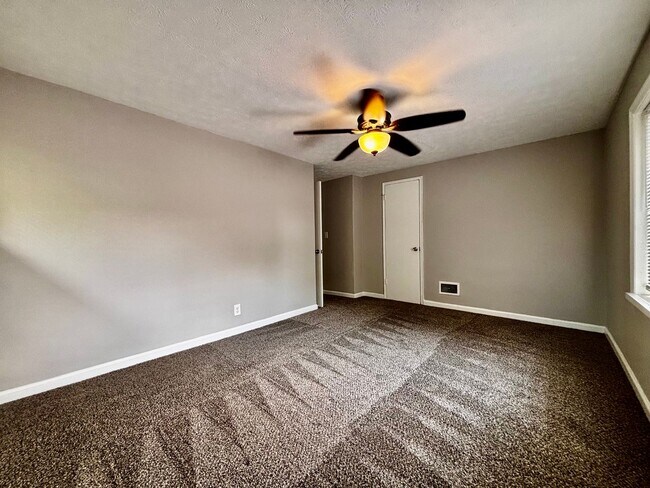 Foto del edificio - Spacious 3 bedroom 1.5 bath townhome with ...