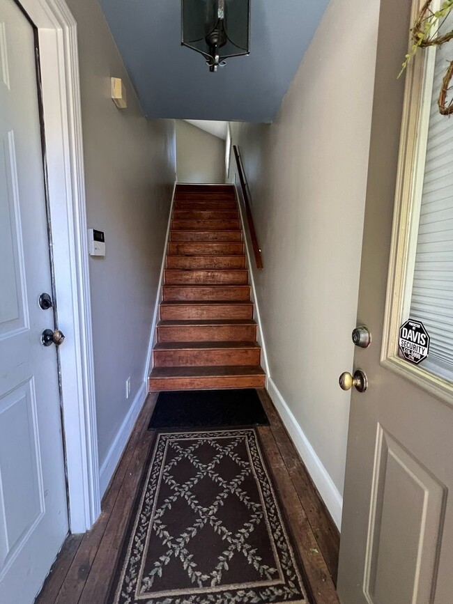 Building Photo - Adorable Garage Apartment