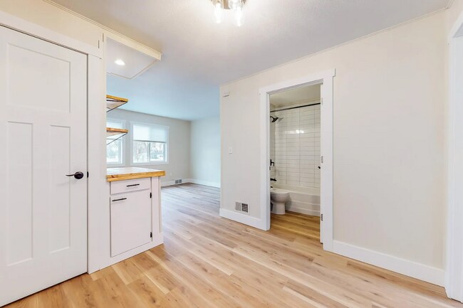 Entrada y sala de estar - 1015 12th St NW